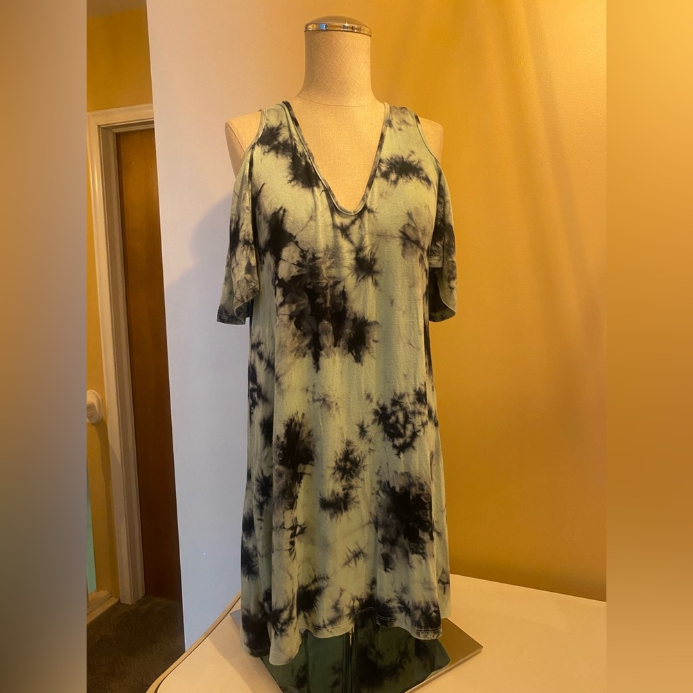 Tie-Dye Cold Shoulder Dress size extra small T-shirt material H.I.P. Brand